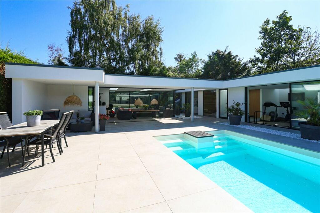 Saturn 9.7m pool with electric cover