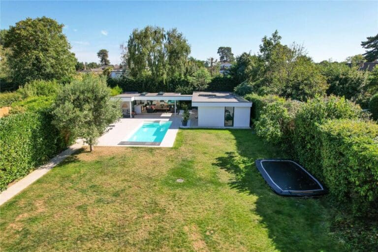 Saturn 9.7m pool with electric cover