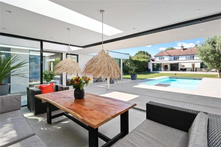 Saturn 9.7m pool with electric cover