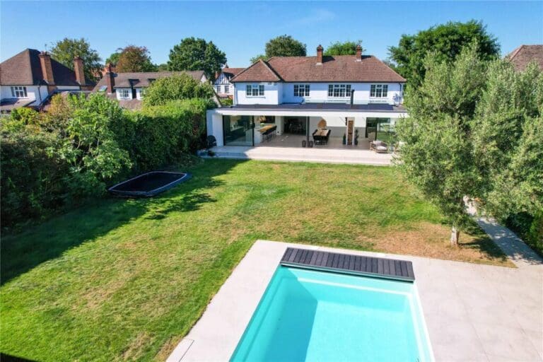 Saturn 9.7m pool with electric cover